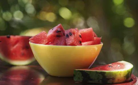 吃瓜等于吃西瓜吗图片,揭秘“吃瓜”与西瓜的奇妙关联